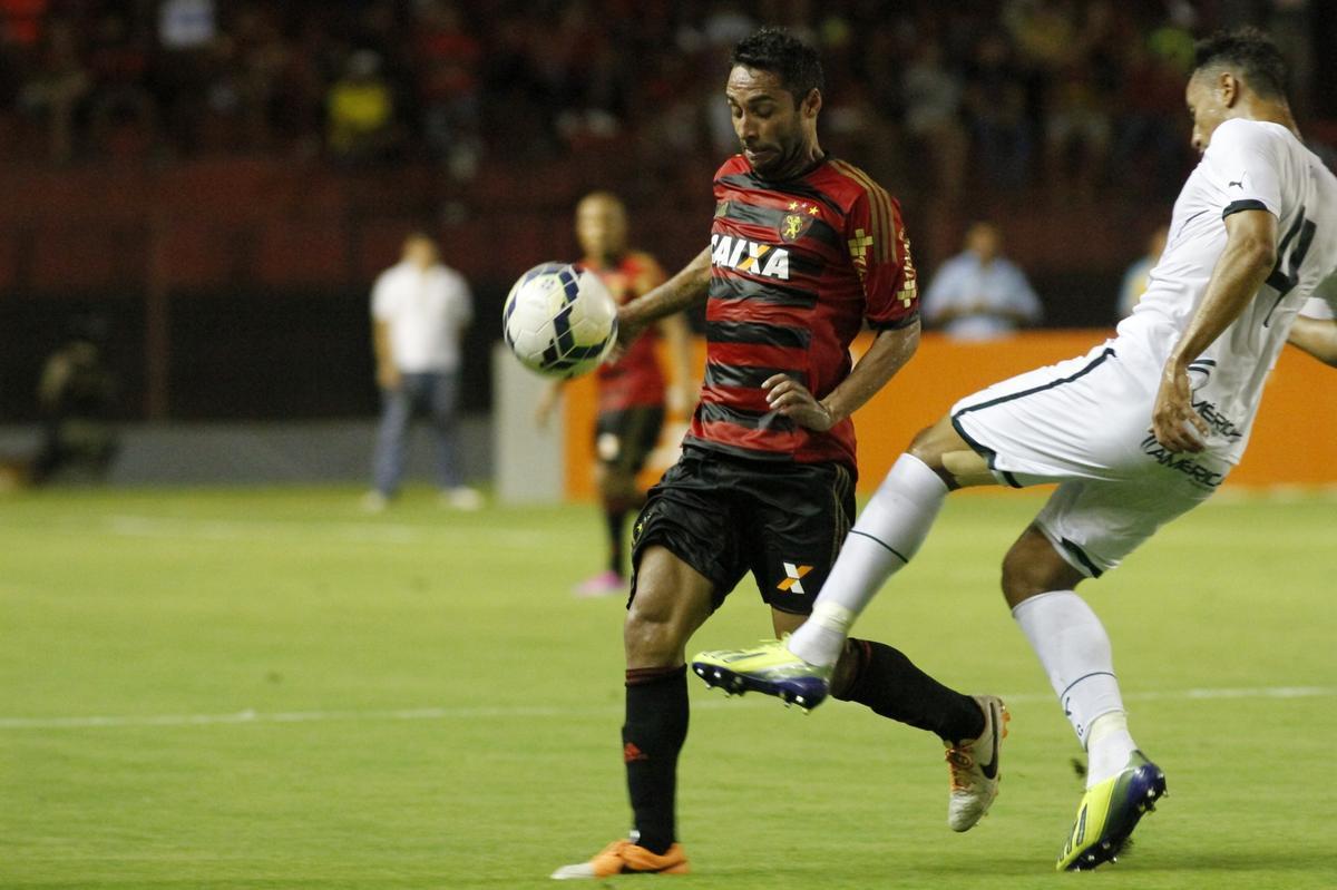 Rubro-negros e esmeraldinos fizeram uma partida equilibrada e morna Ilha do Retiro, vlida pela 30 rodada do Campeonato Brasileiro, at Esquerdinha marcar aos 45 da segunda etapa para os visitantes. Sem um nico ponto somado, o Leo tem 37 e est na 12 colocao.