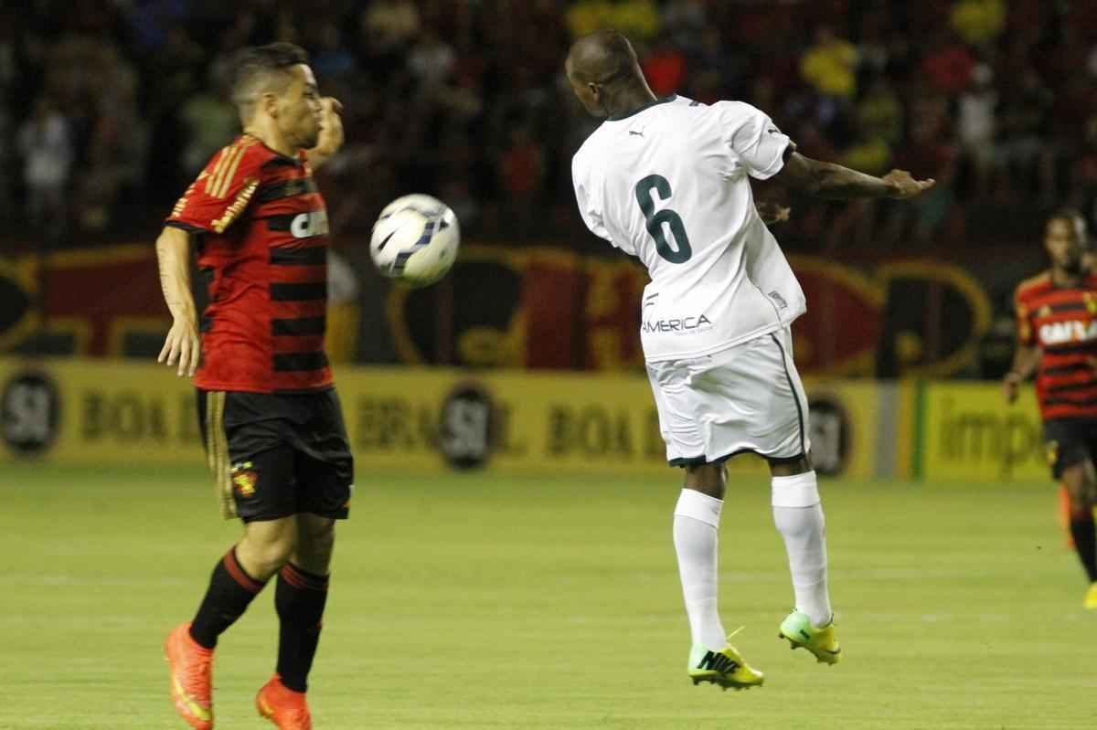 Rubro-negros e esmeraldinos fizeram uma partida equilibrada e morna Ilha do Retiro, vlida pela 30 rodada do Campeonato Brasileiro, at Esquerdinha marcar aos 45 da segunda etapa para os visitantes. Sem um nico ponto somado, o Leo tem 37 e est na 12 colocao.