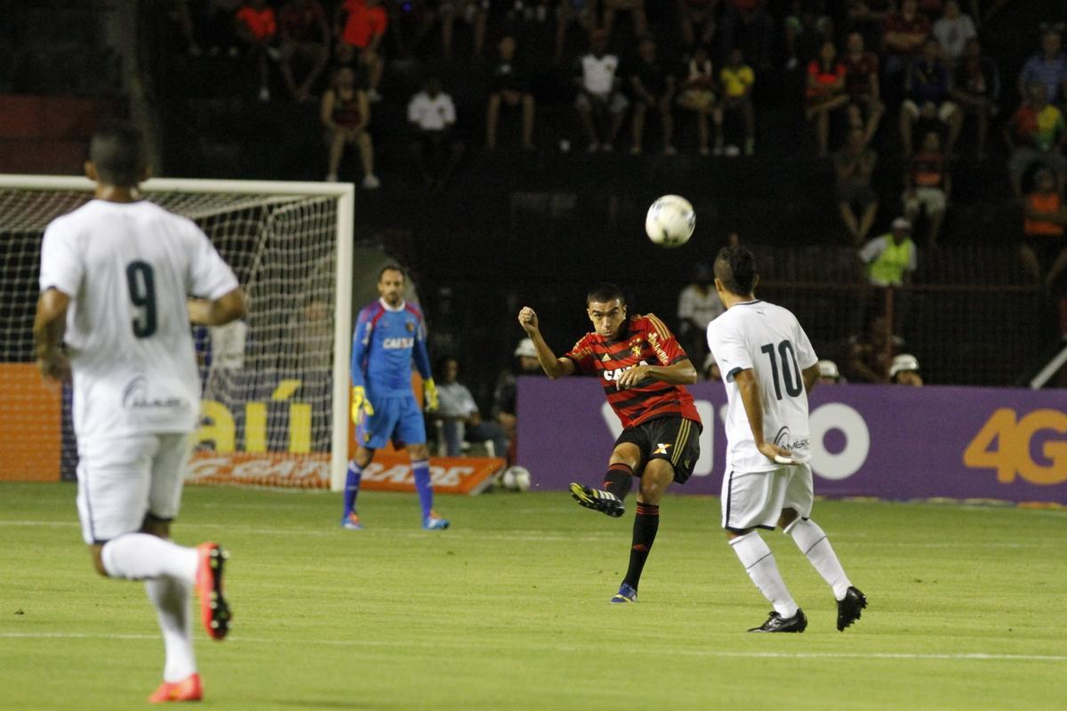 Rubro-negros e esmeraldinos fizeram uma partida equilibrada e morna Ilha do Retiro, vlida pela 30 rodada do Campeonato Brasileiro, at Esquerdinha marcar aos 45 da segunda etapa para os visitantes. Sem um nico ponto somado, o Leo tem 37 e est na 12 colocao.