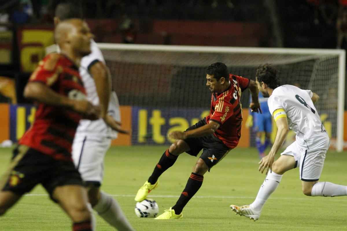 Rubro-negros e esmeraldinos fizeram uma partida equilibrada e morna Ilha do Retiro, vlida pela 30 rodada do Campeonato Brasileiro, at Esquerdinha marcar aos 45 da segunda etapa para os visitantes. Sem um nico ponto somado, o Leo tem 37 e est na 12 colocao.