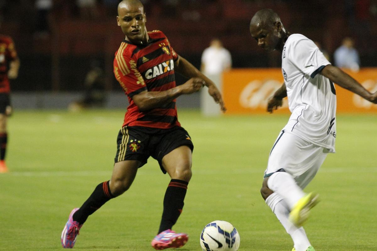 Rubro-negros e esmeraldinos fizeram uma partida equilibrada e morna Ilha do Retiro, vlida pela 30 rodada do Campeonato Brasileiro, at Esquerdinha marcar aos 45 da segunda etapa para os visitantes. Sem um nico ponto somado, o Leo tem 37 e est na 12 colocao.