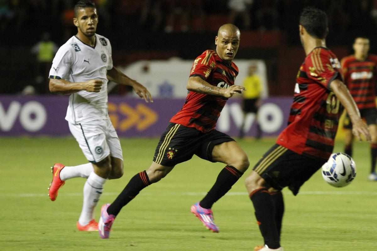 Rubro-negros e esmeraldinos fizeram uma partida equilibrada e morna Ilha do Retiro, vlida pela 30 rodada do Campeonato Brasileiro, at Esquerdinha marcar aos 45 da segunda etapa para os visitantes. Sem um nico ponto somado, o Leo tem 37 e est na 12 colocao.