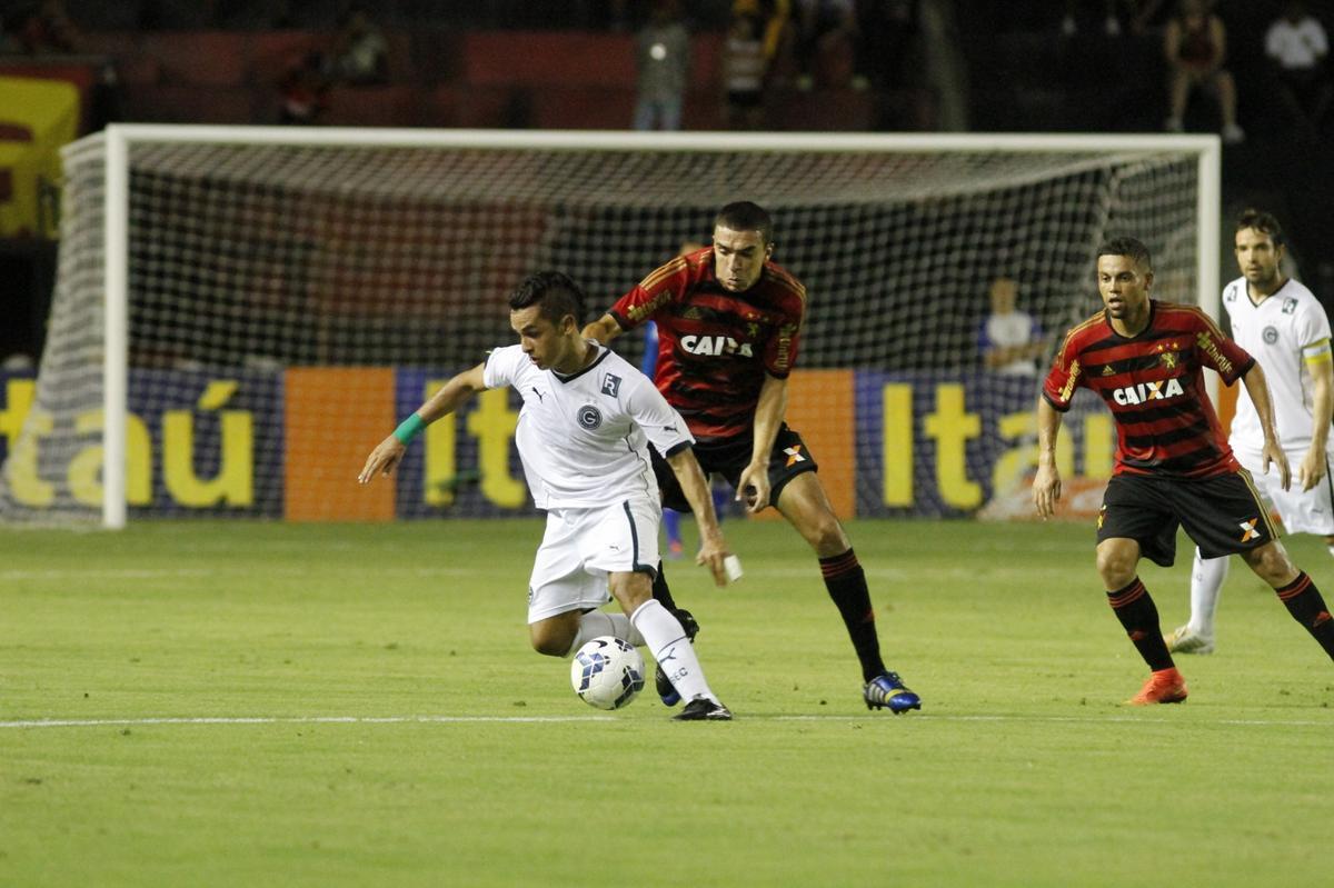 Rubro-negros e esmeraldinos fizeram uma partida equilibrada e morna Ilha do Retiro, vlida pela 30 rodada do Campeonato Brasileiro, at Esquerdinha marcar aos 45 da segunda etapa para os visitantes. Sem um nico ponto somado, o Leo tem 37 e est na 12 colocao.