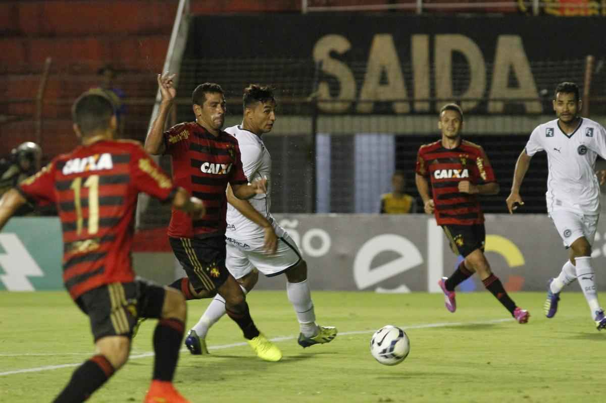 Rubro-negros e esmeraldinos fizeram uma partida equilibrada e morna Ilha do Retiro, vlida pela 30 rodada do Campeonato Brasileiro, at Esquerdinha marcar aos 45 da segunda etapa para os visitantes. Sem um nico ponto somado, o Leo tem 37 e est na 12 colocao.