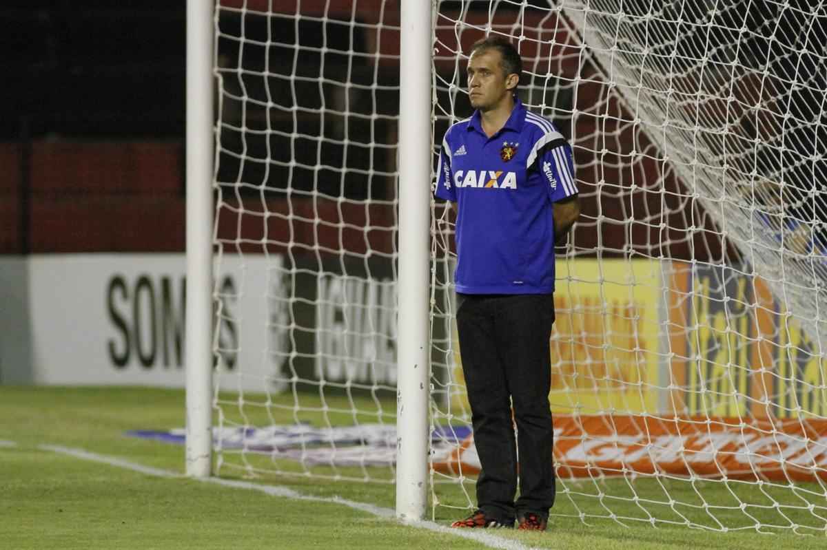 Rubro-negros e esmeraldinos fizeram uma partida equilibrada e morna Ilha do Retiro, vlida pela 30 rodada do Campeonato Brasileiro, at Esquerdinha marcar aos 45 da segunda etapa para os visitantes. Sem um nico ponto somado, o Leo tem 37 e est na 12 colocao.