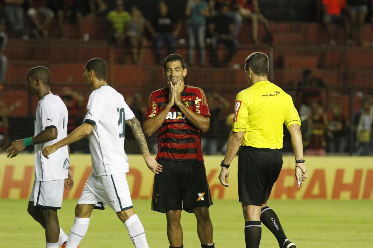 Rubro-negros e esmeraldinos fizeram uma partida equilibrada e morna Ilha do Retiro, vlida pela 30 rodada do Campeonato Brasileiro, at Esquerdinha marcar aos 45 da segunda etapa para os visitantes. Sem um nico ponto somado, o Leo tem 37 e est na 12 colocao.