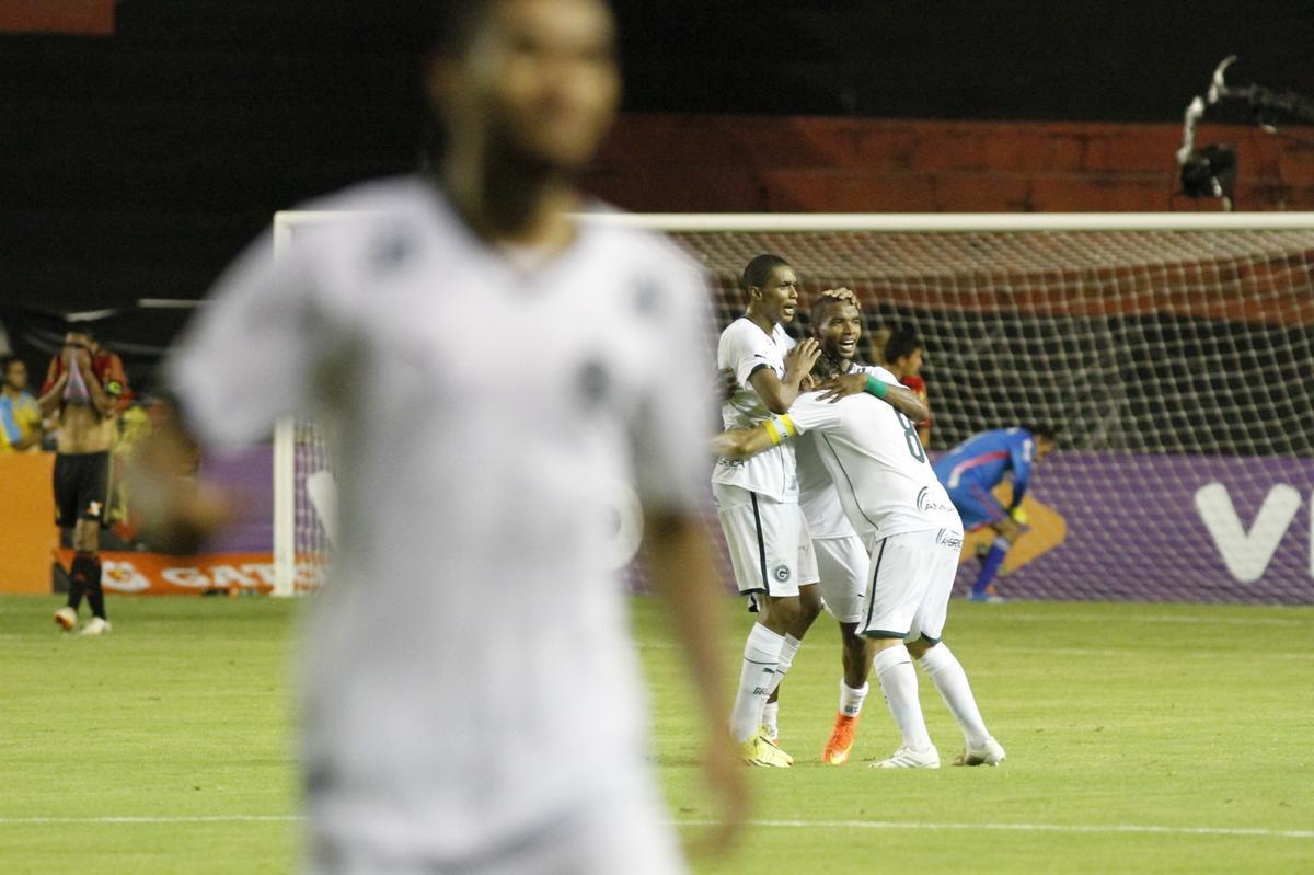 Rubro-negros e esmeraldinos fizeram uma partida equilibrada e morna Ilha do Retiro, vlida pela 30 rodada do Campeonato Brasileiro, at Esquerdinha marcar aos 45 da segunda etapa para os visitantes. Sem um nico ponto somado, o Leo tem 37 e est na 12 colocao.