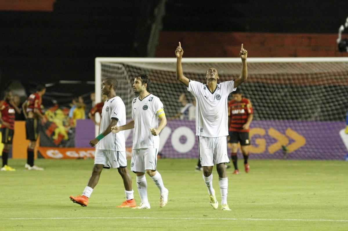 Rubro-negros e esmeraldinos fizeram uma partida equilibrada e morna Ilha do Retiro, vlida pela 30 rodada do Campeonato Brasileiro, at Esquerdinha marcar aos 45 da segunda etapa para os visitantes. Sem um nico ponto somado, o Leo tem 37 e est na 12 colocao.