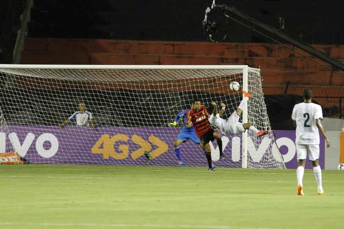 Rubro-negros e esmeraldinos fizeram uma partida equilibrada e morna Ilha do Retiro, vlida pela 30 rodada do Campeonato Brasileiro, at Esquerdinha marcar aos 45 da segunda etapa para os visitantes. Sem um nico ponto somado, o Leo tem 37 e est na 12 colocao.