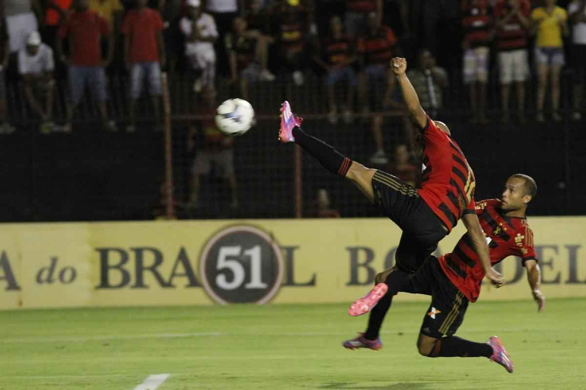 Rubro-negros e esmeraldinos fizeram uma partida equilibrada e morna Ilha do Retiro, vlida pela 30 rodada do Campeonato Brasileiro, at Esquerdinha marcar aos 45 da segunda etapa para os visitantes. Sem um nico ponto somado, o Leo tem 37 e est na 12 colocao.