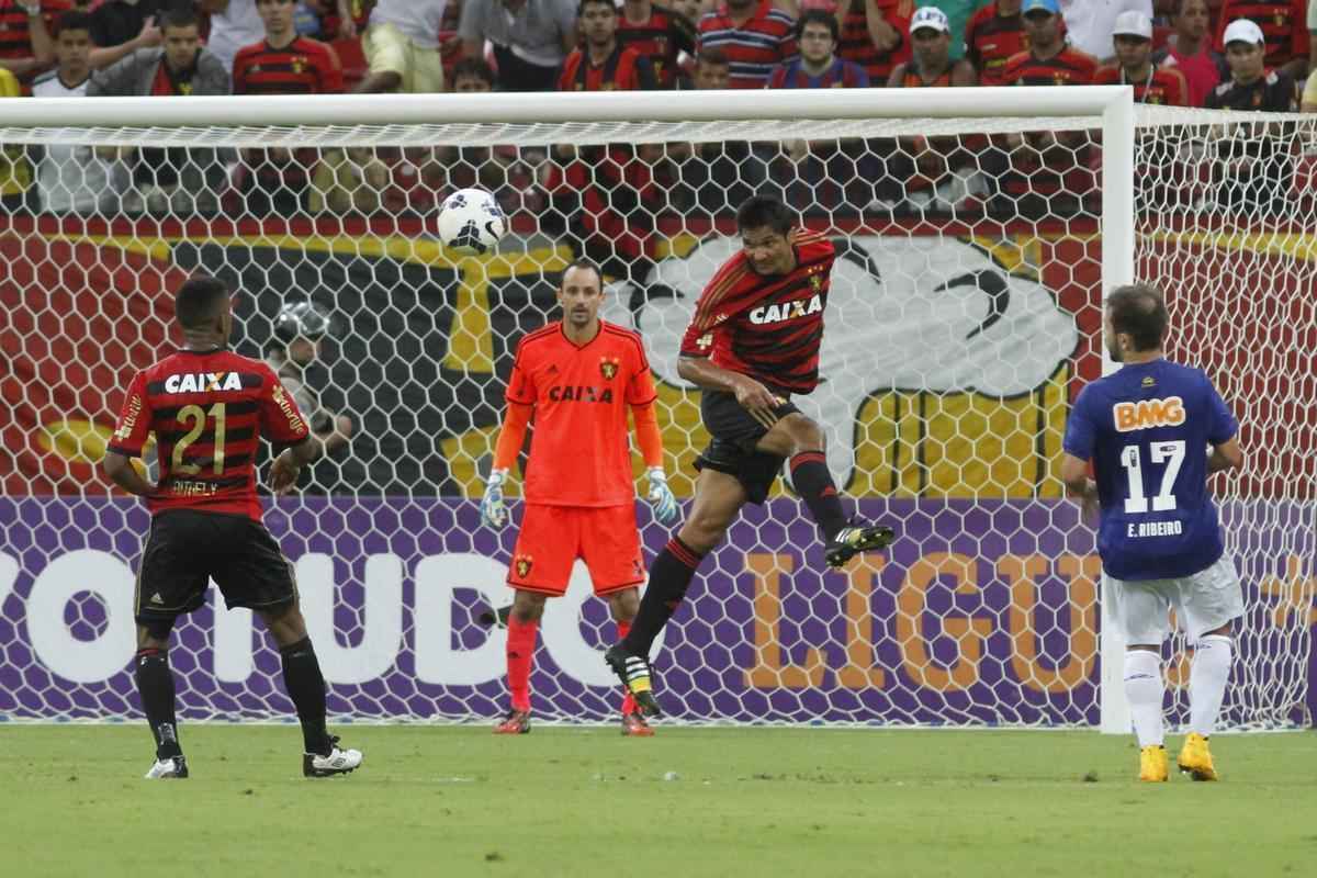 A defesa no  mais a mesma - Foram apenas cinco jogos nos 24 disputados aps a Copa do Mundo em que o goleiro Magro no viu sua rede ser balanada. O setor defensivo, ponto forte da equipe no primeiro semestre de 2014, vem deixando a desejar e a qualidade de Durval e Magro no  o suficiente para salvar o Leo da atual situao.