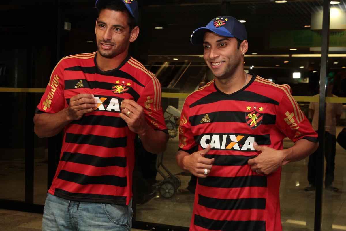 Expectativas altas demais - Se no comeo da temporada algum torcedor afirmasse que o Sport brigaria pela Libertadores, seria chamado de louco. Porm, os dois ttulos no comeo do ano e o bom incio de Brasileiro, inclusive estando no G4 por algumas rodadas, credenciaram a equipe a sonhar com a competio. As contrataes de Diego Souza e Ibson tambm aumentaram as expectativas, mas a realidade do Sport sempre foi de brigar para ficar ao menos entre os dez primeiros e no voltar  Srie B. 