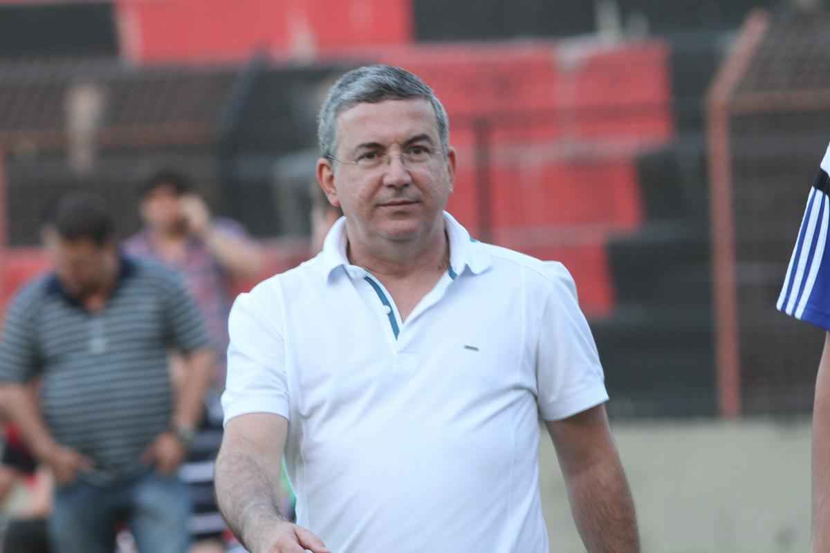 Falta de reforos qualificados - A direo prometeu um atacante e um zagueiro antes do encerramento das inscries para a Srie A. O defensor Leandro Vicentin foi contratado, mas  olhado como um atleta para o futuro. J o atacante  esperado at agora e ficou comprovado que apesar dos ttulos no primeiro semestre e bom incio de Srie A, a equipe precisava de mais reforos.