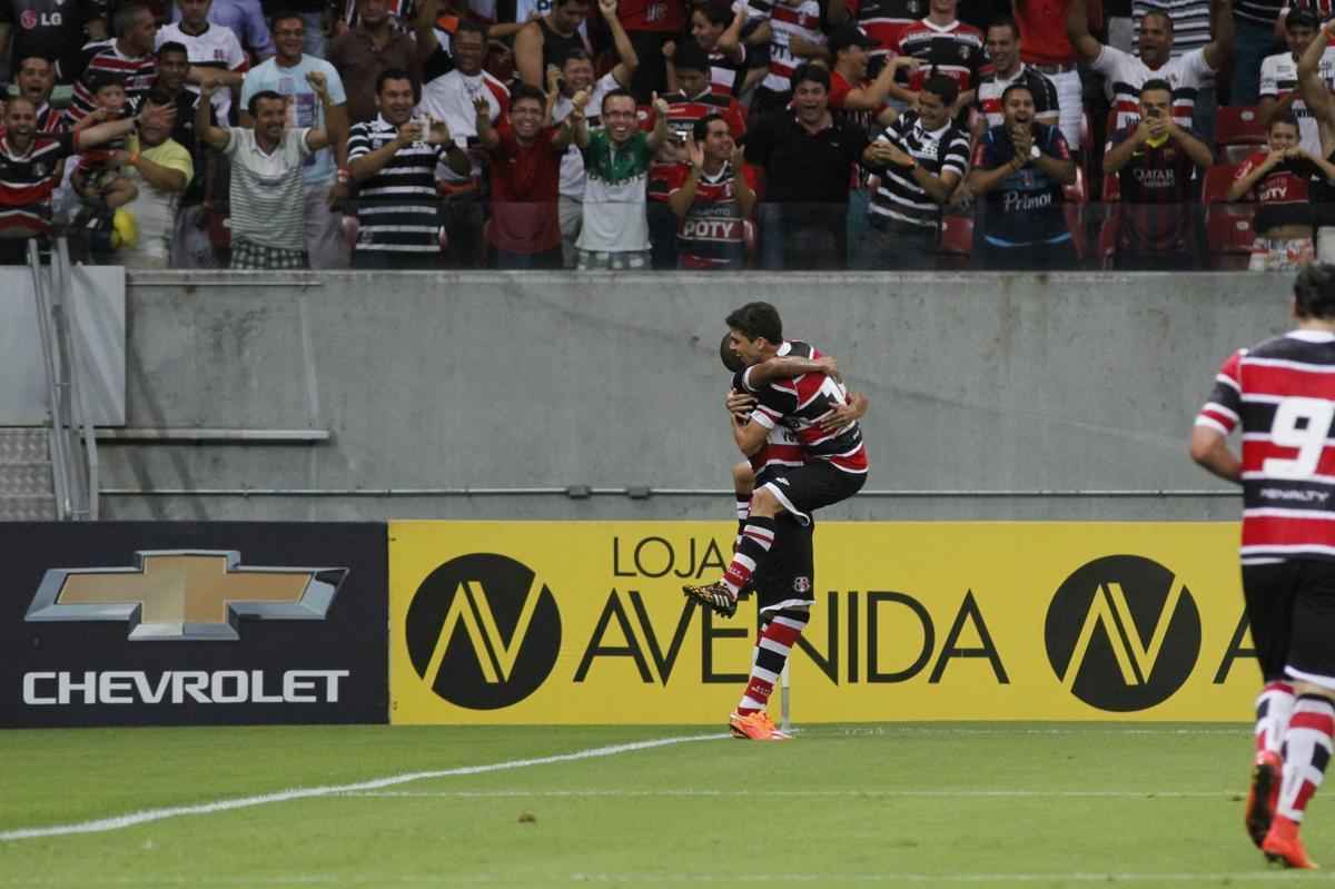 Santa Cruz sobrou na Arena, goleou o Vila Nova e encostou de vez no G4 da Srie B do Brasileiro. Os gols foram marcados por Renan Fonseca, Danilo Pires, Lo Gamalho (dois) e Keno; Leonardo descontou