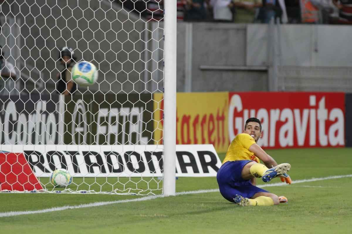 Santa Cruz sobrou na Arena, goleou o Vila Nova e encostou de vez no G4 da Srie B do Brasileiro. Os gols foram marcados por Renan Fonseca, Danilo Pires, Lo Gamalho (dois) e Keno; Leonardo descontou