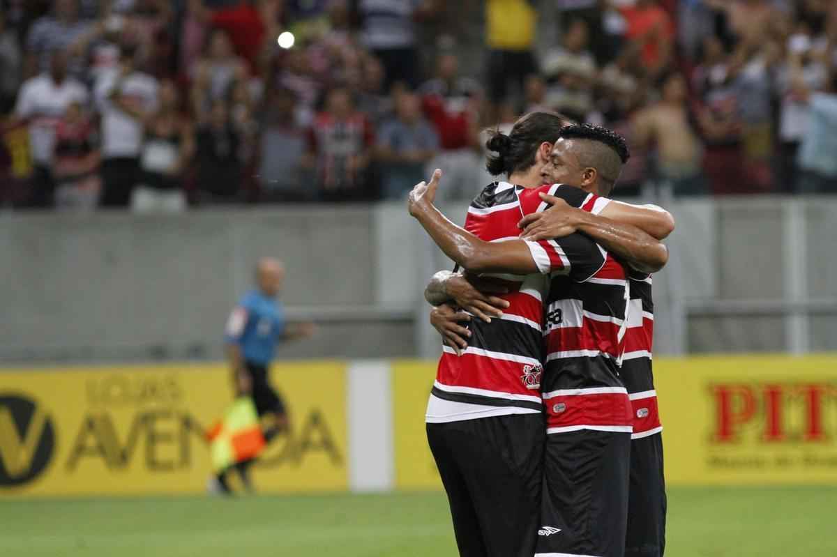 Santa Cruz sobrou na Arena, goleou o Vila Nova e encostou de vez no G4 da Srie B do Brasileiro. Os gols foram marcados por Renan Fonseca, Danilo Pires, Lo Gamalho (dois) e Keno; Leonardo descontou