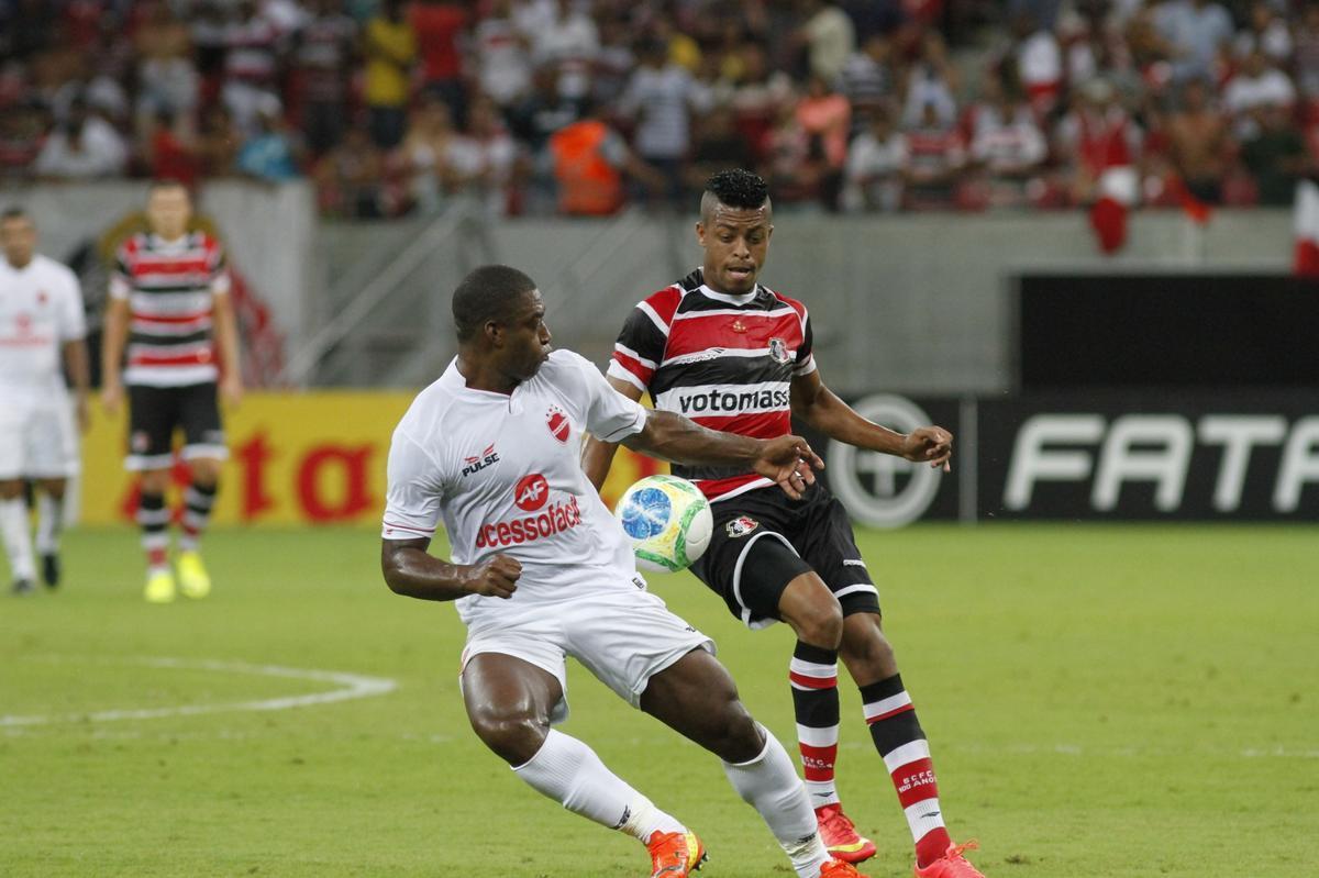 Santa Cruz sobrou na Arena, goleou o Vila Nova e encostou de vez no G4 da Srie B do Brasileiro. Os gols foram marcados por Renan Fonseca, Danilo Pires, Lo Gamalho (dois) e Keno; Leonardo descontou