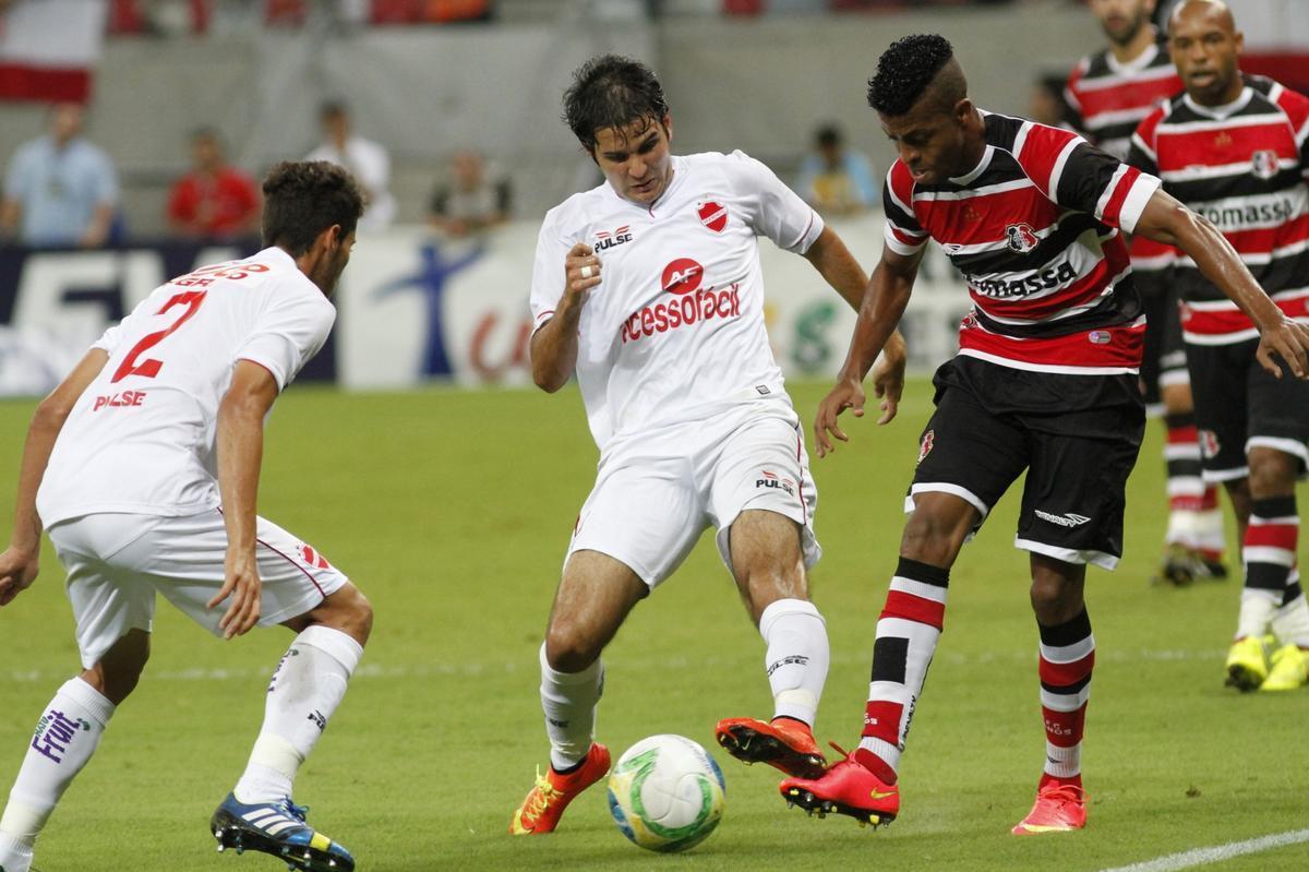 Santa Cruz sobrou na Arena, goleou o Vila Nova e encostou de vez no G4 da Srie B do Brasileiro. Os gols foram marcados por Renan Fonseca, Danilo Pires, Lo Gamalho (dois) e Keno; Leonardo descontou