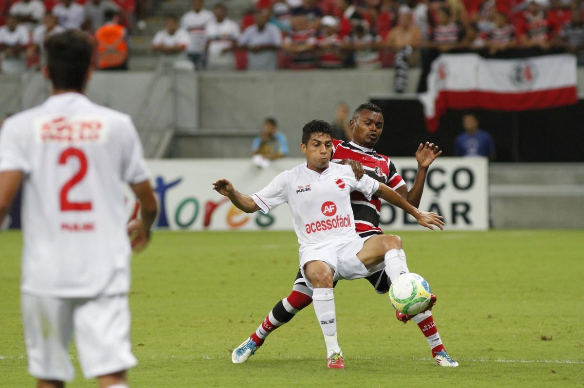 Santa Cruz sobrou na Arena, goleou o Vila Nova e encostou de vez no G4 da Srie B do Brasileiro. Os gols foram marcados por Renan Fonseca, Danilo Pires, Lo Gamalho (dois) e Keno; Leonardo descontou