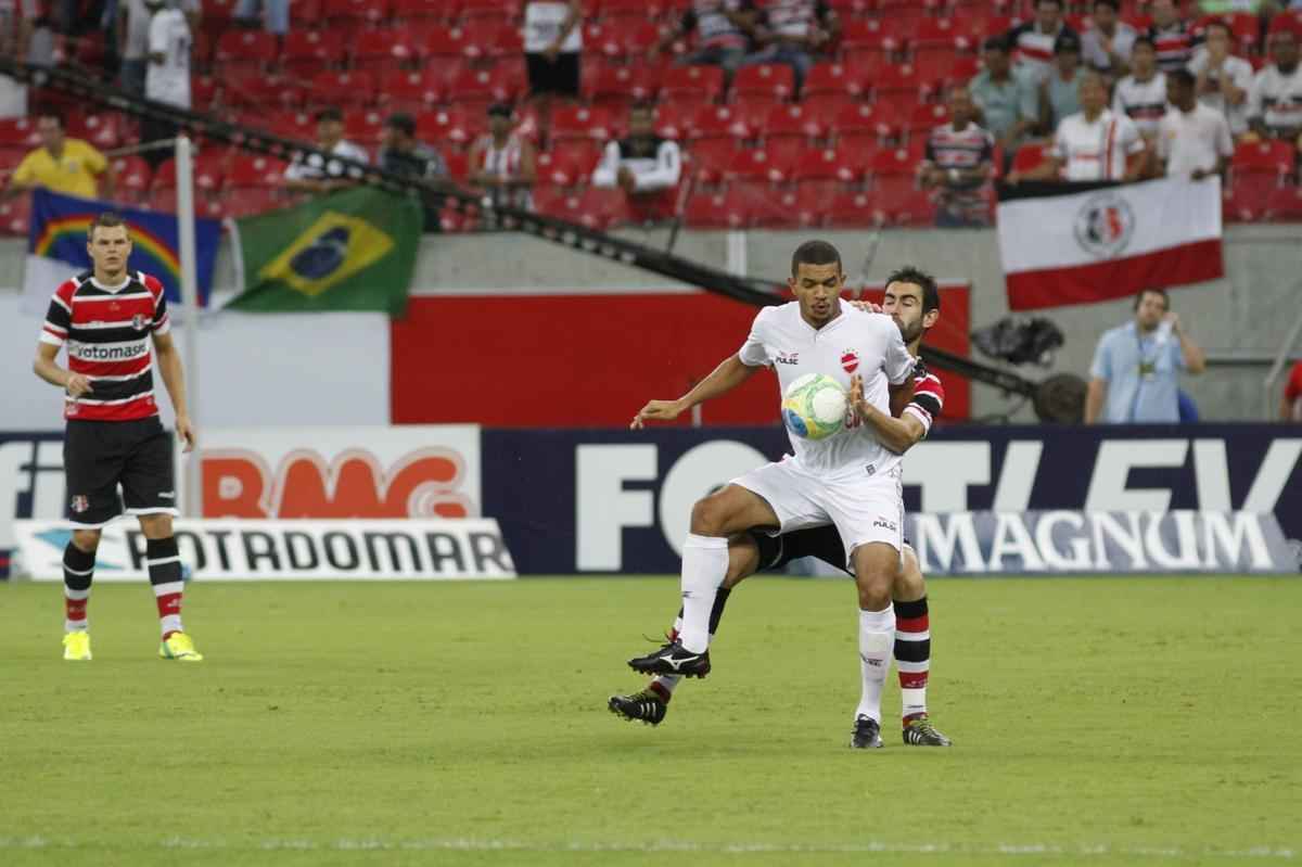 Santa Cruz sobrou na Arena, goleou o Vila Nova e encostou de vez no G4 da Srie B do Brasileiro. Os gols foram marcados por Renan Fonseca, Danilo Pires, Lo Gamalho (dois) e Keno; Leonardo descontou