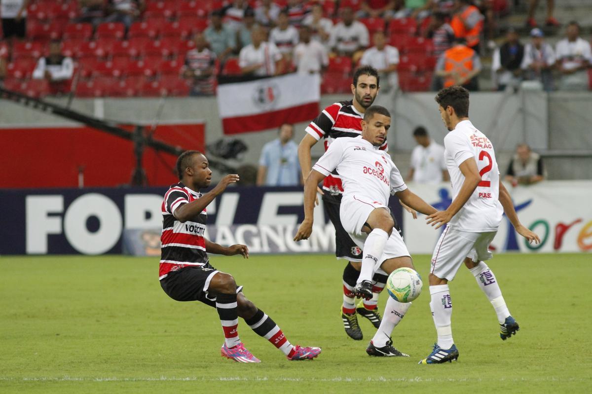 Santa Cruz sobrou na Arena, goleou o Vila Nova e encostou de vez no G4 da Srie B do Brasileiro. Os gols foram marcados por Renan Fonseca, Danilo Pires, Lo Gamalho (dois) e Keno; Leonardo descontou