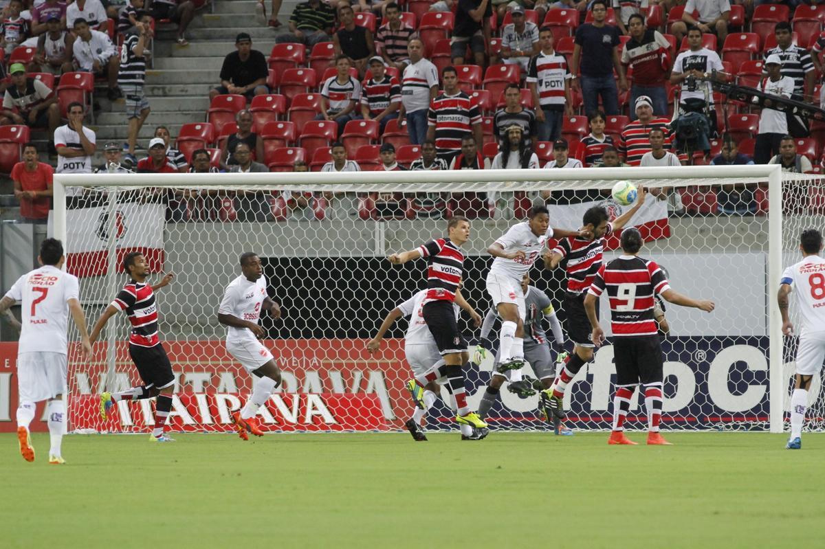 Santa Cruz sobrou na Arena, goleou o Vila Nova e encostou de vez no G4 da Srie B do Brasileiro. Os gols foram marcados por Renan Fonseca, Danilo Pires, Lo Gamalho (dois) e Keno; Leonardo descontou