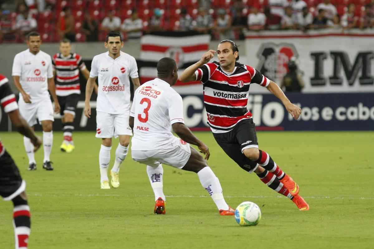Santa Cruz sobrou na Arena, goleou o Vila Nova e encostou de vez no G4 da Srie B do Brasileiro. Os gols foram marcados por Renan Fonseca, Danilo Pires, Lo Gamalho (dois) e Keno; Leonardo descontou