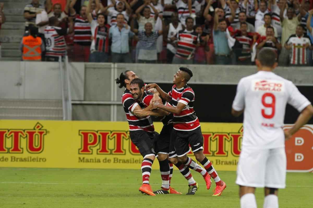 Santa Cruz sobrou na Arena, goleou o Vila Nova e encostou de vez no G4 da Srie B do Brasileiro. Os gols foram marcados por Renan Fonseca, Danilo Pires, Lo Gamalho (dois) e Keno; Leonardo descontou