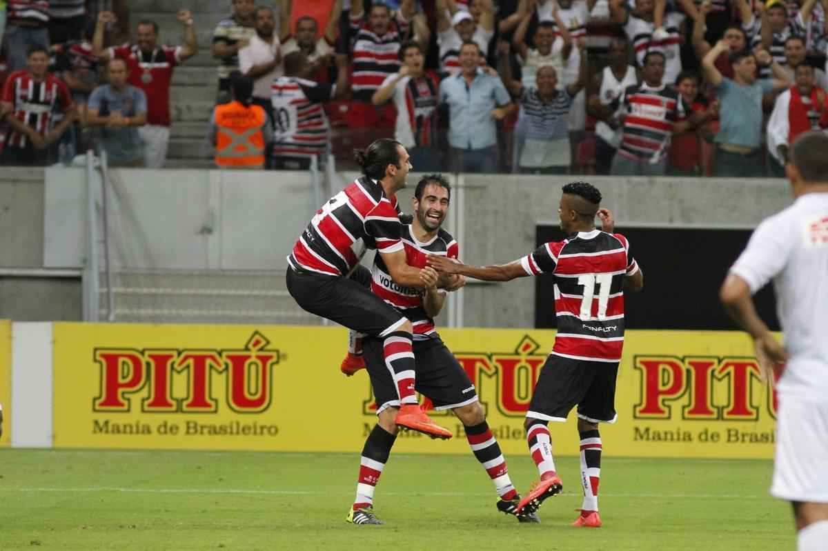Santa Cruz sobrou na Arena, goleou o Vila Nova e encostou de vez no G4 da Srie B do Brasileiro. Os gols foram marcados por Renan Fonseca, Danilo Pires, Lo Gamalho (dois) e Keno; Leonardo descontou