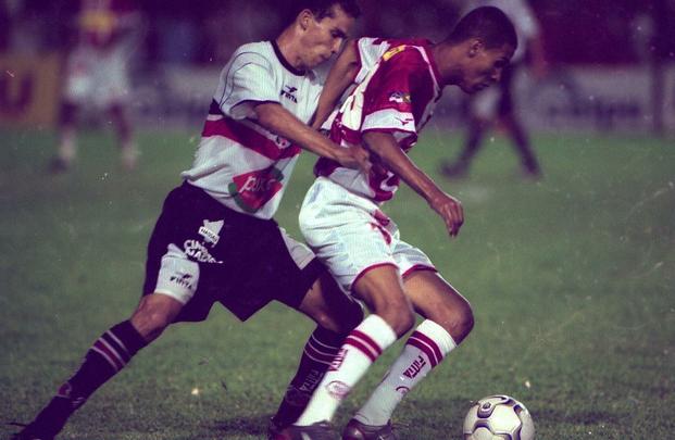 O empate de 1 a 1 no dia 1º de novembro de 2002, nos Aflitos, teve um gosto amargo para o Náutico. Acabou com as chances alvirrubras de alcançar a próxima fase da Segundona. O Santa manteve-se na zona de classificação - caiu nas semifinais, para o Criciúma. Júnior Amorim abriu o placar para o Náutico, aos 13 minutos do 1º tempo, de pênalti. Grafite empatou para o Santa aos 29 do 2º tempo. O técnico do Náutico era Givanildo Oliveira. Quem comandava o Santa Cruz era Heron Ferreira.