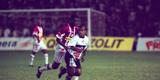 O empate de 1 a 1 no dia 1� de novembro de 2002, nos Aflitos, teve um gosto amargo para o N�utico. Acabou com as chances alvirrubras de alcan�ar a pr�xima fase da Segundona. O Santa manteve-se na zona de classifica��o - caiu nas semifinais, para o Crici�ma. J�nior Amorim abriu o placar para o N�utico, aos 13 minutos do 1� tempo, de p�nalti. Grafite empatou para o Santa aos 29 do 2� tempo. O t�cnico do N�utico era Givanildo Oliveira. Quem comandava o Santa Cruz era Heron Ferreira.