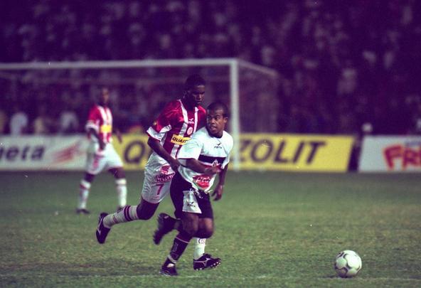 O empate de 1 a 1 no dia 1º de novembro de 2002, nos Aflitos, teve um gosto amargo para o Náutico. Acabou com as chances alvirrubras de alcançar a próxima fase da Segundona. O Santa manteve-se na zona de classificação - caiu nas semifinais, para o Criciúma. Júnior Amorim abriu o placar para o Náutico, aos 13 minutos do 1º tempo, de pênalti. Grafite empatou para o Santa aos 29 do 2º tempo. O técnico do Náutico era Givanildo Oliveira. Quem comandava o Santa Cruz era Heron Ferreira.