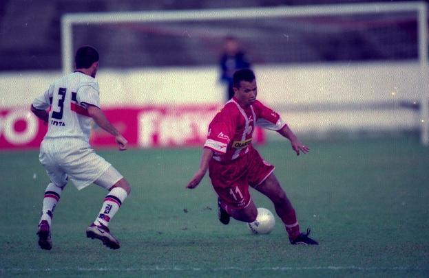 Em 3 de agosto de 2003, no Arruda, o Santa Cruz, comandado por Péricles Chamusca, venceu o Náutico por 2 a 0. O zagueiro Bebeto abriu o placar aos 20 minutos do 1º tempo. Aos 7 do 2º tempo, Adriano teve a chance de empatar o jogo, numa cobrança de pênalti. João Carlos defendeu. Aos 34, Roberto fez o segundo do Santa Cruz. O resultado derrubou o técnico Heriberto da Cunha, do Náutico.
