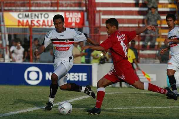 Náutico e Santa Cruz chegaram em situações distintas para os dois jogos seguidos no quadrangular final da Série B. Líder da 1ª fase e do seu grupo na 2ª fase, o Tricolor estava na lanterna, podendo ser eliminado da competição pelo Timbu, que vinha de uma vitória sobre a Portuguesa por 4 a 1. Em 5 de novembro de 2005, o Santa de Givanildo Oliveira começou a arrancada para o acesso, com gols de Carlinhos Bala e Andrade, em cobrança de falta.