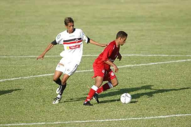 Náutico e Santa Cruz chegaram em situações distintas para os dois jogos seguidos no quadrangular final da Série B. Líder da 1ª fase e do seu grupo na 2ª fase, o Tricolor estava na lanterna, podendo ser eliminado da competição pelo Timbu, que vinha de uma vitória sobre a Portuguesa por 4 a 1. Em 5 de novembro de 2005, o Santa de Givanildo Oliveira começou a arrancada para o acesso, com gols de Carlinhos Bala e Andrade, em cobrança de falta.