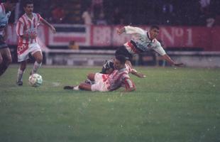 O segundo duelo entre Nutico e Santa Cruz na Segundona de 1996 foi em 8 de setembro. No Arruda, Douglas abriu o marcador para o Nutico, aos 40 do 1 tempo. Autor dos dois gols do Santa no primeiro jogo, Maurcio empatou a partida aos 45 do 2 tempo. 