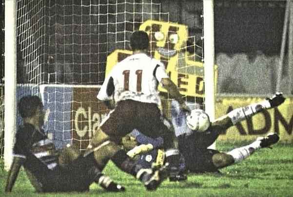 O Náutico venceu o Santa Cruz pela primeira vez, na Segunda Divisão do Brasileiro, em 12 de junho de 2004. Campeão Estadual daquele ano sobre o próprio Santa - título garantido no Arruda -, o Timbu ganhou por 1 a 0 na Segundona, na casa coral, gol marcado por Jorge Henrique, de pênalti. O treinador alvirrubro era Zé Teodoro. Roberval Davino comandava o Santa.