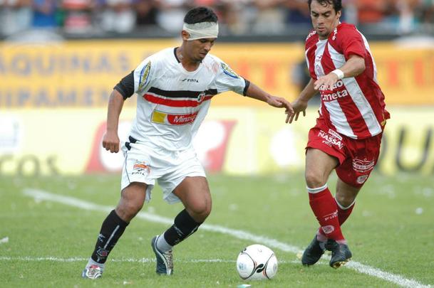 Em 13 de novembro de 2005, o Santa Cruz vencia o Náutico pela segunda vez no quadrangular final da Série B. De quase eliminado antes do primeiro clássico, tornava-se líder ao bater o rival por 1 a 0, no Arruda. O gol foi marcado aos 12 minutos do 2º tempo. Bala puxou o contra-ataque pela esquerda e cruzou para Paulinho, que havia entrado no lugar de Reinaldo. O atacante marcou o 100º gol tricolor na temporada e garantiu a vitória coral.