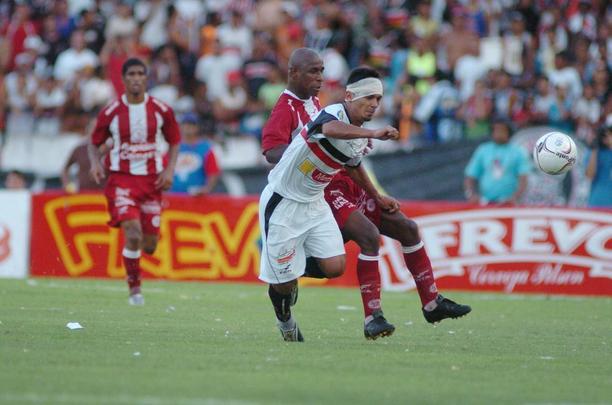 Em 13 de novembro de 2005, o Santa Cruz vencia o Náutico pela segunda vez no quadrangular final da Série B. De quase eliminado antes do primeiro clássico, tornava-se líder ao bater o rival por 1 a 0, no Arruda. O gol foi marcado aos 12 minutos do 2º tempo. Bala puxou o contra-ataque pela esquerda e cruzou para Paulinho, que havia entrado no lugar de Reinaldo. O atacante marcou o 100º gol tricolor na temporada e garantiu a vitória coral.