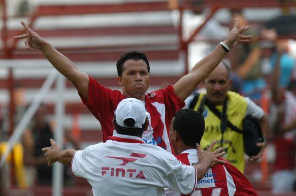 Em 14 de maio de 2005, Náutico e Santa se encontraram pela primeira fase da Série B, nos Aflitos. Com atuações destacadas de Carlinhos Bala e Rosembrick, que entrou no 2º tempo, os tricolores venceram por 3 a 1, de virada. Kuki abriu o placar logo no início da partida. Os gols do Santa, comandado por Givanildo Oliveira, foram todos marcados na etapa complementar. Valença, aos 7, mandou para as redes após cruzamento de Rosembrick. No segundo gol, lançamento de Rosembrick, gol de Bala, que fez também o terceiro, num contra-ataque.