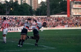 O primeiro Clssico das Emoes na Segunda Diviso marcou a estreia das duas equipes na edio de 1996 do campeonato. Nos Aflitos, em 25 de agosto de 1996, o Santa Cruz venceu por 2 a 0, dois gols de Maurcio. O tcnico tricolor era Abel Braga. O comandante timbu era Givanildo Oliveira. 