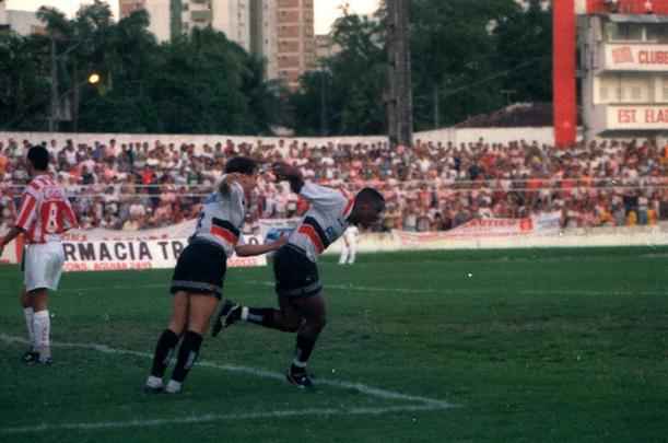 O primeiro Clássico das Emoções na Segunda Divisão marcou a estreia das duas equipes na edição de 1996 do campeonato. Nos Aflitos, em 25 de agosto de 1996, o Santa Cruz venceu por 2 a 0, dois gols de Maurício. O técnico tricolor era Abel Braga. O comandante timbu era Givanildo Oliveira.
