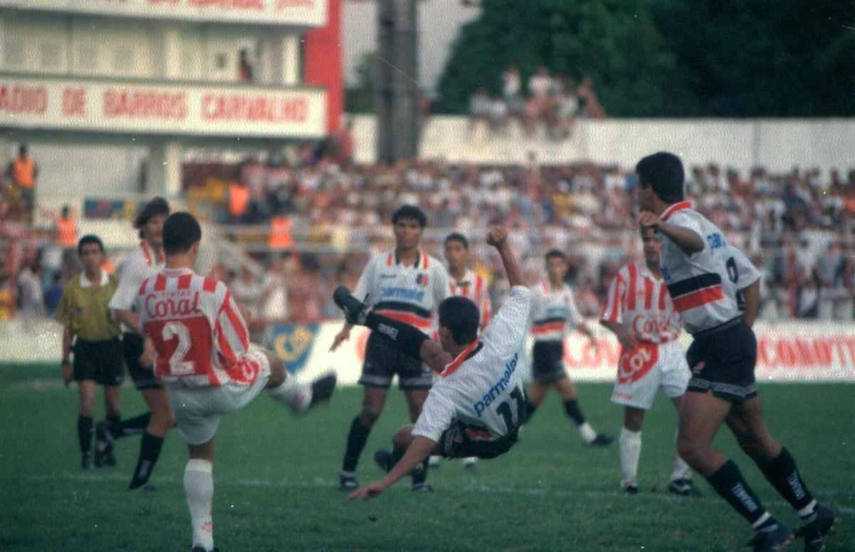 O primeiro Clssico das Emoes na Segunda Diviso marcou a estreia das duas equipes na edio de 1996 do campeonato. Nos Aflitos, em 25 de agosto de 1996, o Santa Cruz venceu por 2 a 0, dois gols de Maurcio. O tcnico tricolor era Abel Braga. O comandante timbu era Givanildo Oliveira. 