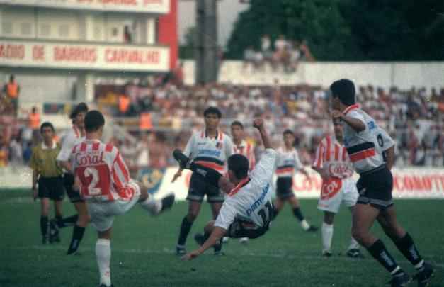 O primeiro Clássico das Emoções na Segunda Divisão marcou a estreia das duas equipes na edição de 1996 do campeonato. Nos Aflitos, em 25 de agosto de 1996, o Santa Cruz venceu por 2 a 0, dois gols de Maurício. O técnico tricolor era Abel Braga. O comandante timbu era Givanildo Oliveira.
