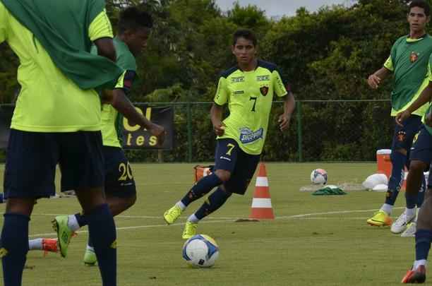 O meia de 17 anos, que atualmente est emprestado ao Internacional, tem com contrato com o Leo at 2018. Embora agradecido ao time que lhe deu a primeira oportunidade no futebol, Everton Felipe revelou uma mgoa do clube: queria ter brilhado pelo Sport. Hoje, quer ficar no Inter, onde se sente em casa
