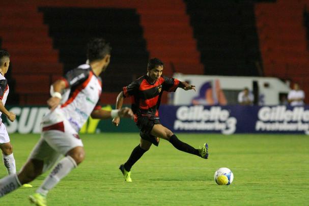O meia de 17 anos, que atualmente est emprestado ao Internacional, tem com contrato com o Leo at 2018. Embora agradecido ao time que lhe deu a primeira oportunidade no futebol, Everton Felipe revelou uma mgoa do clube: queria ter brilhado pelo Sport. Hoje, quer ficar no Inter, onde se sente em casa
