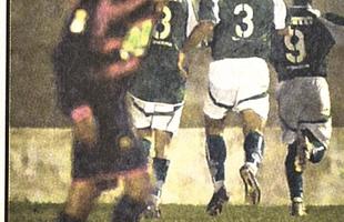 SRIE B/2003 - Sport e Palmeiras se encontraram cinco vezes na competio. Dois desses jogos foram marcantes. Na primeira fase, o Sport enfrentou o Palmeiras na Ilha do Retiro e foi derrotado por 2 a 1, gols de Vagner Love e Edimilson. A partida foi recheada de polmica. Um diretor rubro-negro invadiu o gramado, insatisfeito com a arbitragem. Com a atitude, o Leo acabou penalizado justamente na fase decisiva. Teve que enfrentar o Porco no Gigante do Agreste, em Garanhuns. Acabou derrotado novamente por 2 a 1 e viu o rival retornar para a elite do futebol nacional enquanto teve que amargar outros trs anos na Segundona.