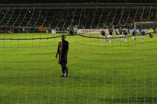 A Copa Libertadores de 2009 reservou uma série de confrontos entre Sport e Palmeiras. Foram quatro, ao todo. O time alviverde levou a melhor. No mata-mata da Libertadores, o Palmeiras venceu o primeiro jogo, em casa. O placar de 1 a 0 foi garantido por um gol de Ortigoza de cabeça, após expulsão de Hamilton. No segundo duelo, os leoninos foram para cima. Wilson marcou um tento e empurrou ainda mais a equipe. Ciro chegou a acertar uma bola na trave. Paulo Baier perdeu gols incríveis. Na cobrança dos pênaltis, o goleiro Marcos foi decisivo. Depois de fazer grandes defesas no tempo normal, ele impediu o sucesso das cobranças de Luciano Henrique, Fumagalli e Dutra (foto) e garantiu o 3 a 1 na disputa de bola parada.