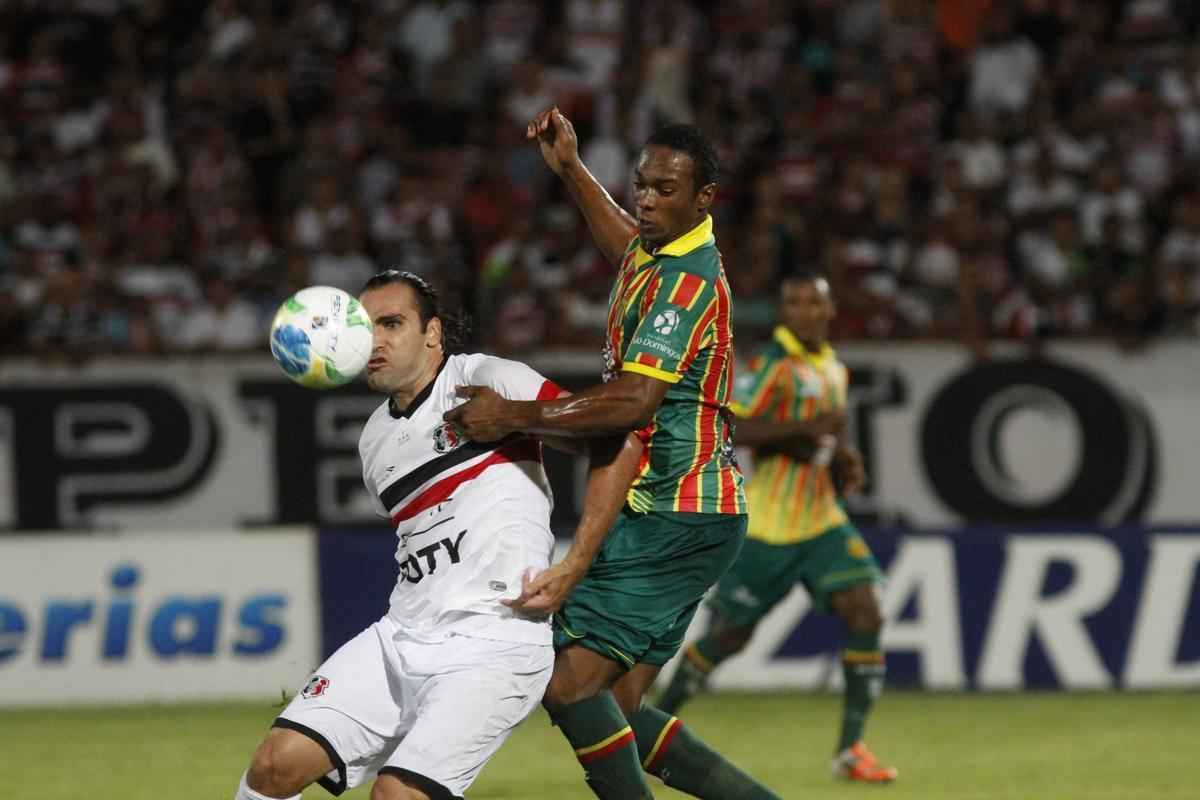 Aps ser derrotado em casa pela Bolvia Querida, Tricolor praticamente d adeus  briga pela vaga na Srie A 2015. Gols dos visitantes foram marcados por Vlber e Luiz Otvio.