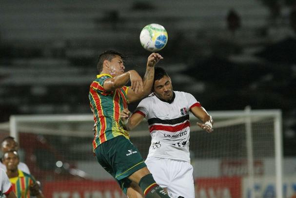 Aps ser derrotado em casa pela Bolvia Querida, Tricolor praticamente d adeus  briga pela vaga na Srie A 2015. Gols dos visitantes foram marcados por Vlber e Luiz Otvio.